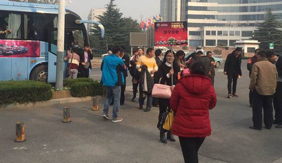 初冬的寒冷抵挡不住人们对汽车生活的追求