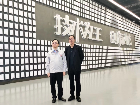 王传福向俞敏洪亲手交车比亚迪汉EV车主阵营再壮大