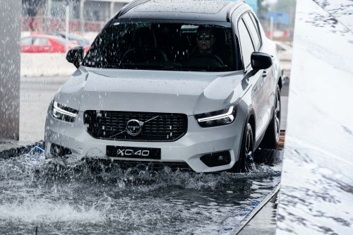 XC40涉水路面02