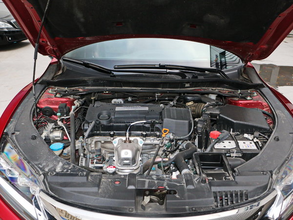东风本田  2.4L 发动机舱
